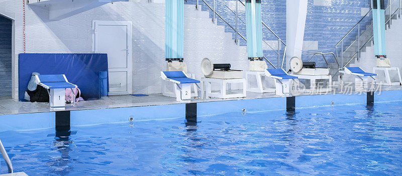 蓝色的起跑台在游泳池，运动游泳奥林匹克类运动