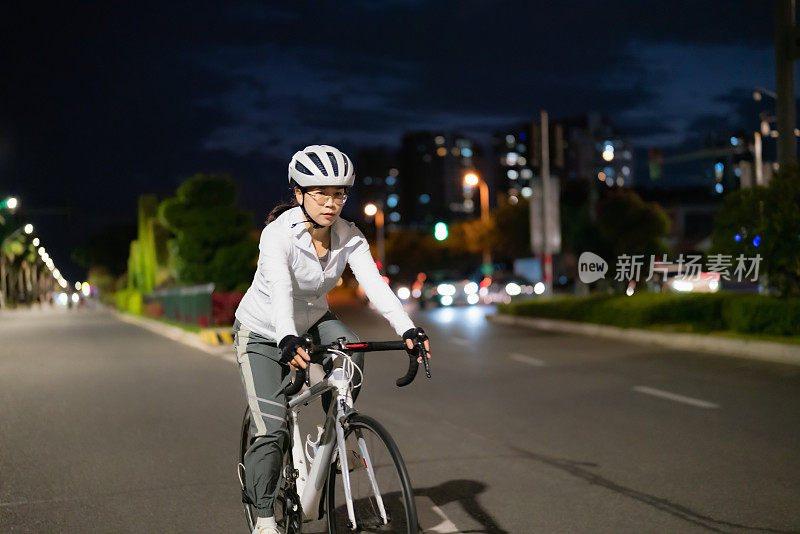 亚洲女人晚上骑公路自行车