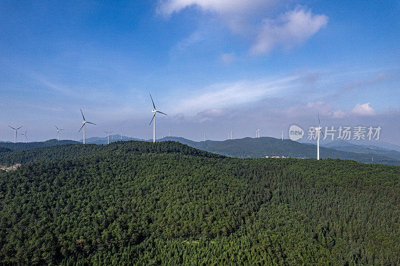 风力涡轮机被安装在森林覆盖的山脉上