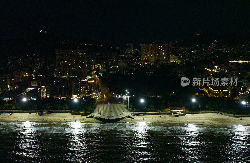 云头沿海城市夜间鸟瞰图，巴里亚云头省