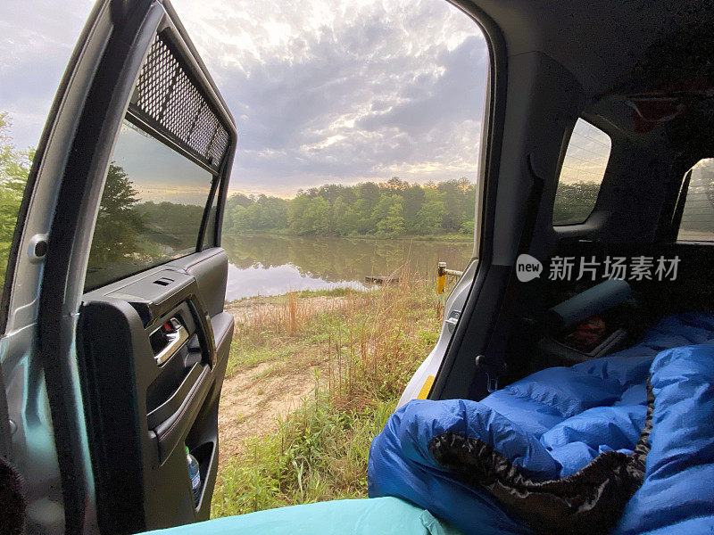 眺望平静的湖面上的登陆车