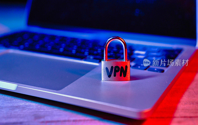 当您使用VPN加密服务时，带有挂锁的计算机象征着网络安全