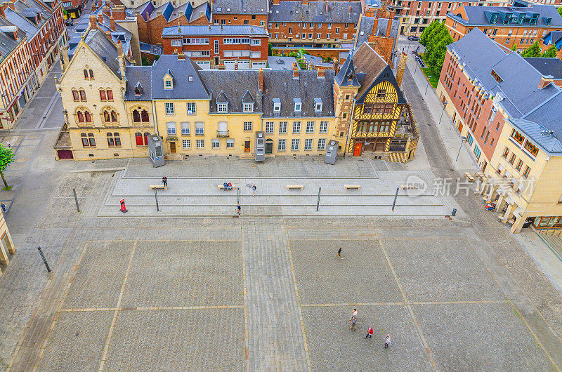 法国北部上法兰西大区索姆省亚曼历史城市中心的圣母院广场上的朝圣之家大厦鸟瞰图