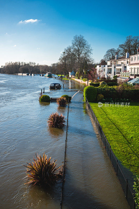 英国白金汉郡马洛，冬季洪水中的泰晤士河