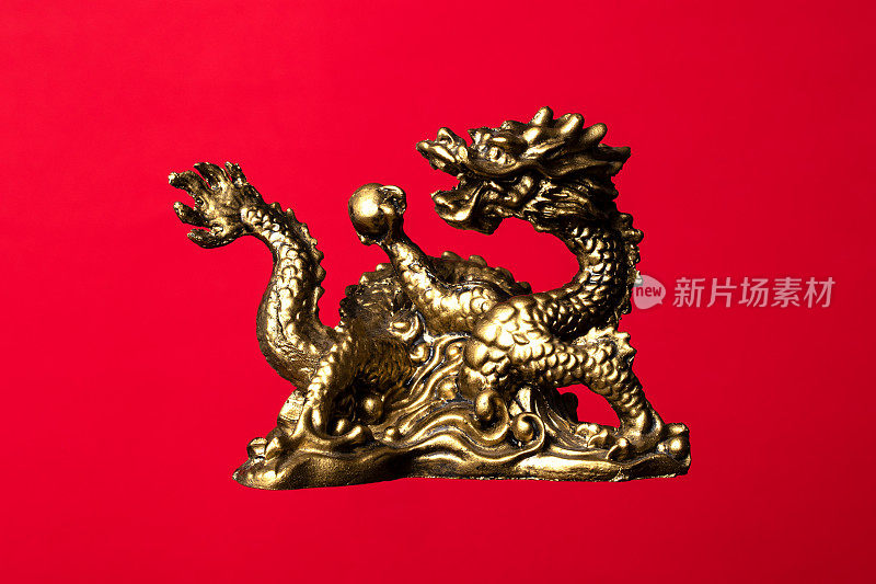 红色背景上的龙。象征着中国新年。