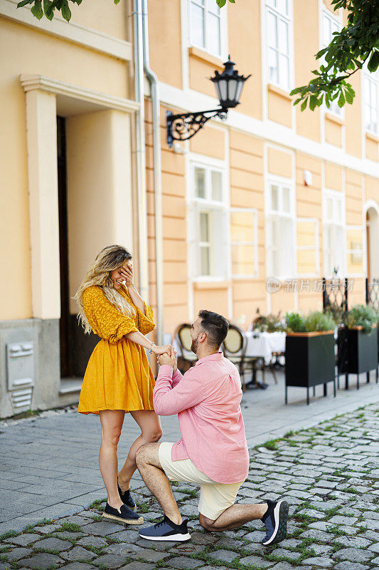 年轻人在街上向他的女朋友求婚