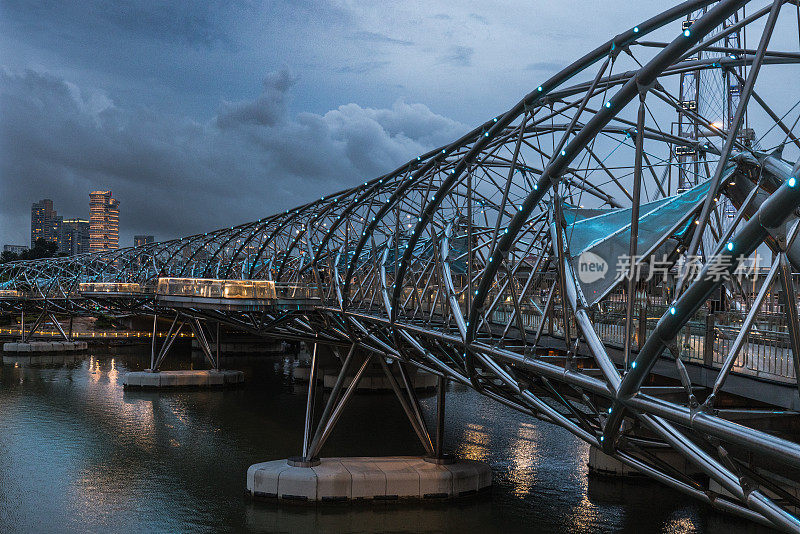 新加坡城市的螺旋桥引人注目的云景