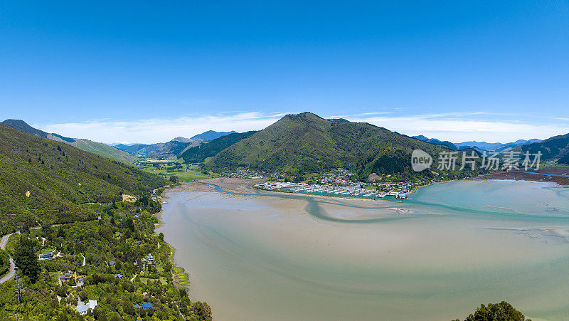 哈夫洛克市全景，前景为湖泊