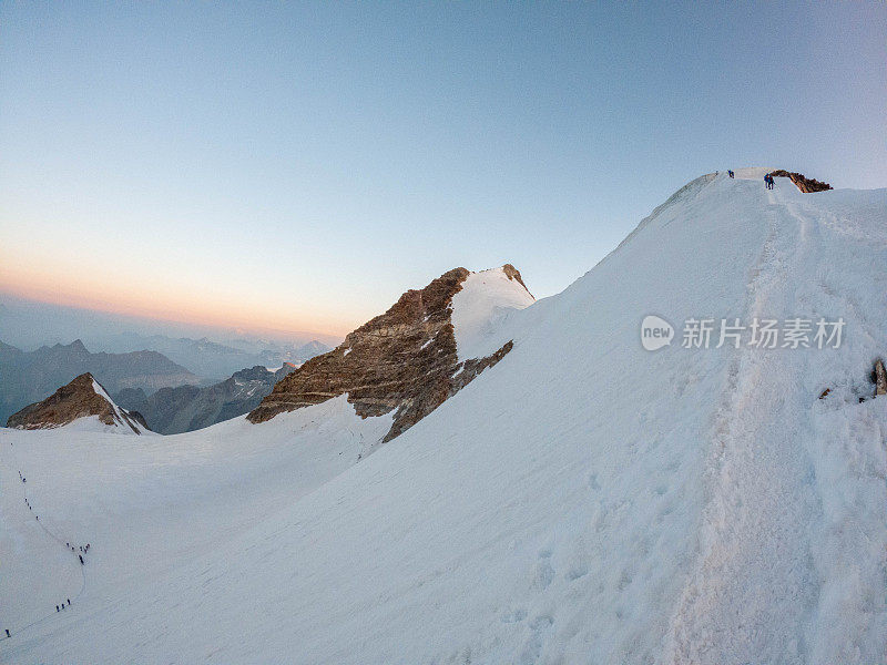 瑞士的雪山山脊