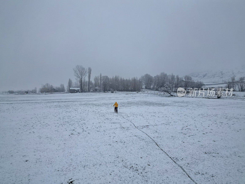 在白雪皑皑的森林里骑自行车