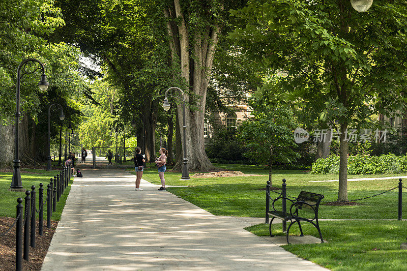 宾夕法尼亚州立大学的学生走在去上课的路上
