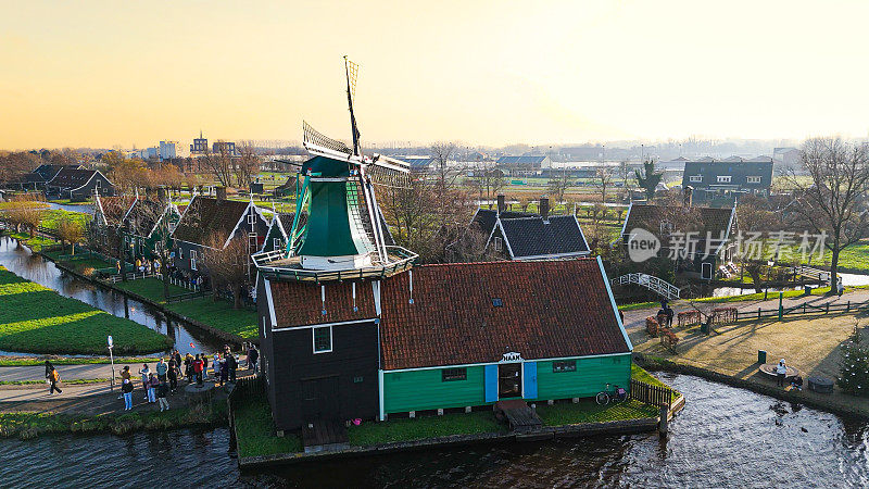 荷兰桑塞·尚斯的传统风车鸟瞰图，旋转风车航拍，荷兰风车的乡村风光，荷兰最受欢迎的旅游目的地桑塞·尚斯的古老木制风车
