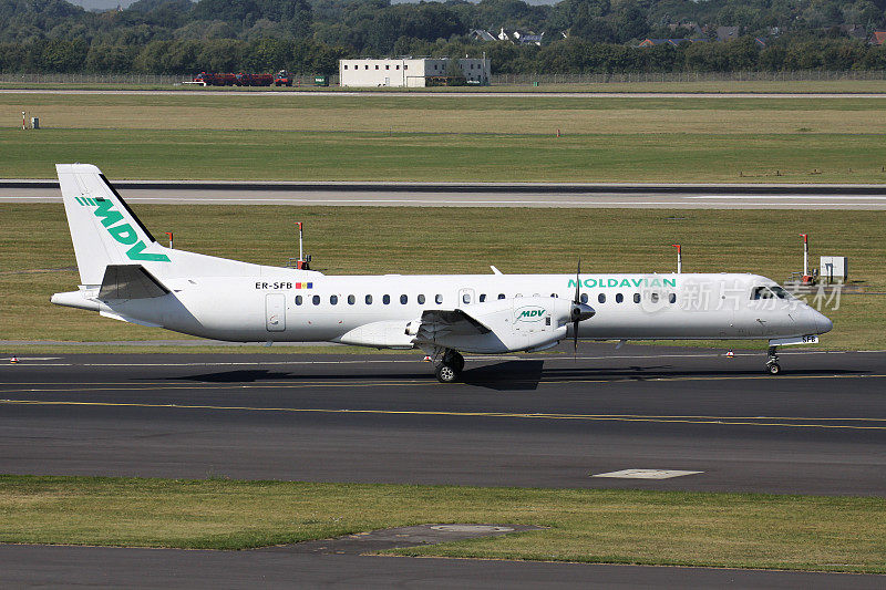 摩尔多瓦航空公司萨博2000，注册ER-SFB，在杜塞尔多夫机场滑行道上