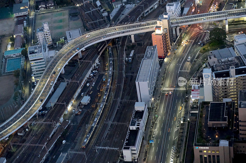 日本大阪的高架公路和地铁