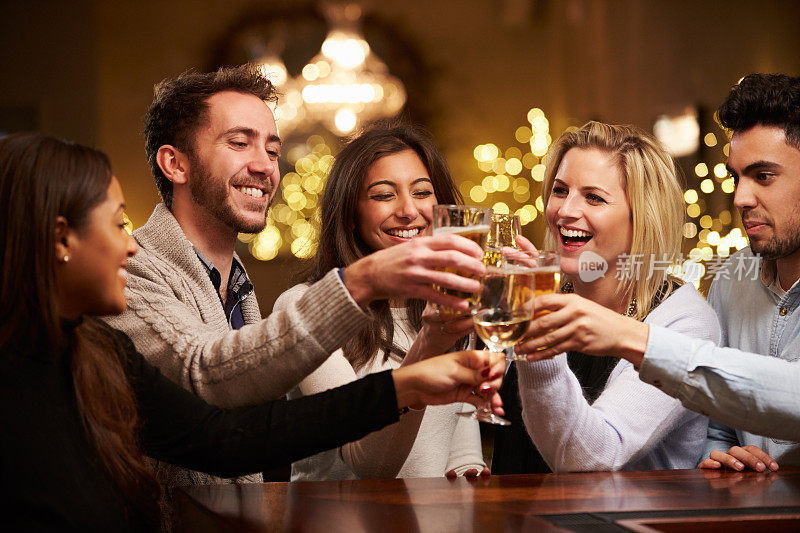 一群朋友在酒吧享受晚上的饮料