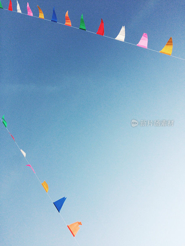 彩色三角形旗帜在天空中飘扬
