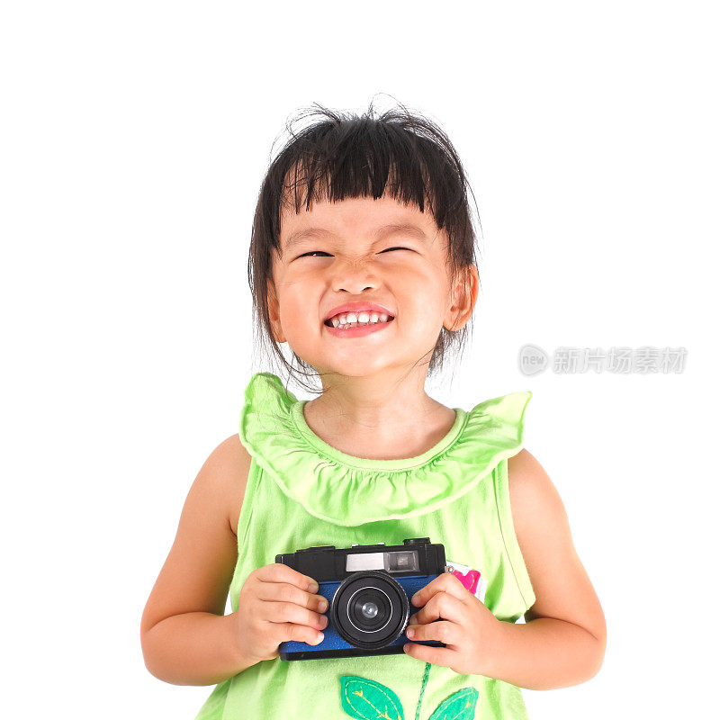 一个亚洲小女孩在拍相机