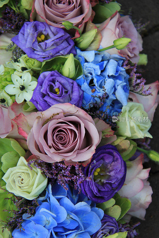 蓝色和紫色的新娘花束