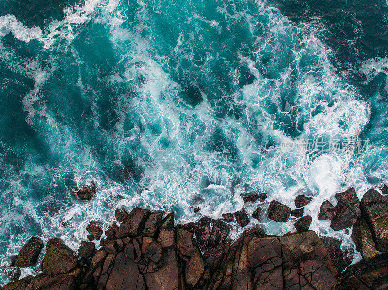 海浪和岩石海岸的鸟瞰图
