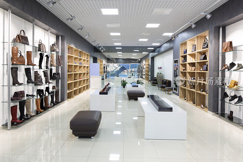 现代欧洲购物中心鞋店内部