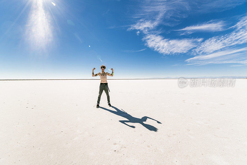 年轻的白人男子，潮人和旅行者，在美国犹他州的盐滩摆造型