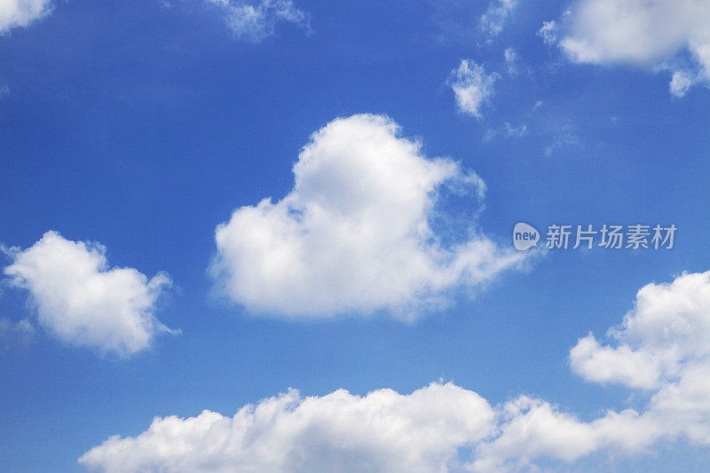 蓝天上的心型云