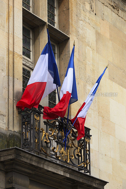 法国国旗悬挂在巴黎市中心的一个阳台上