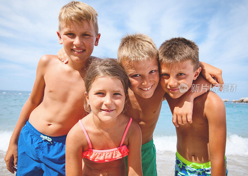 海滩上快乐的孩子们的肖像