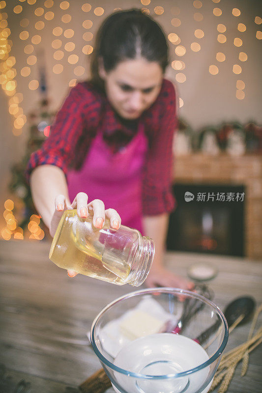 做姜饼和饼干的女人