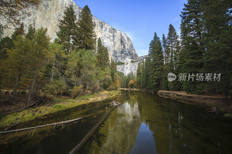 约塞米蒂山谷的默塞德河。小阳春的美景