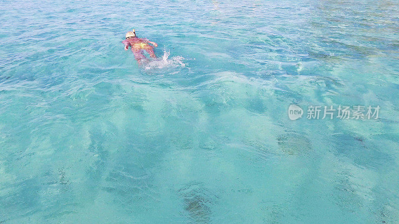 马尔代夫，女子在清澈的水中漂浮和浮潜