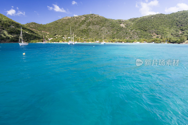美丽的加勒比海海湾与抛锚的帆船