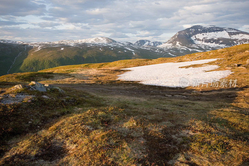 挪威特罗姆瑟2200英尺处的山峰