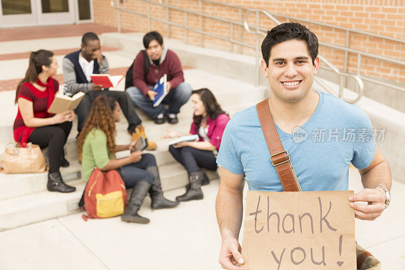 教育:拉丁裔大学生举着“谢谢”的牌子。