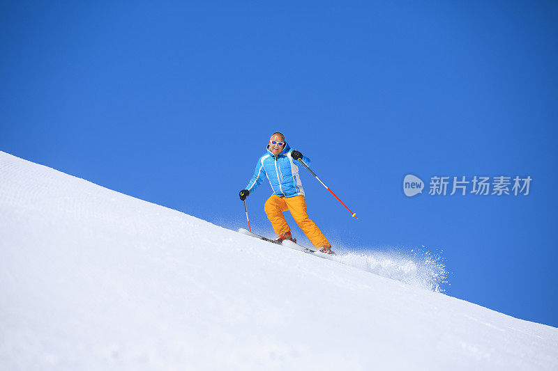 快乐成熟的男人滑雪滑雪在阳光明媚的滑雪场滑雪