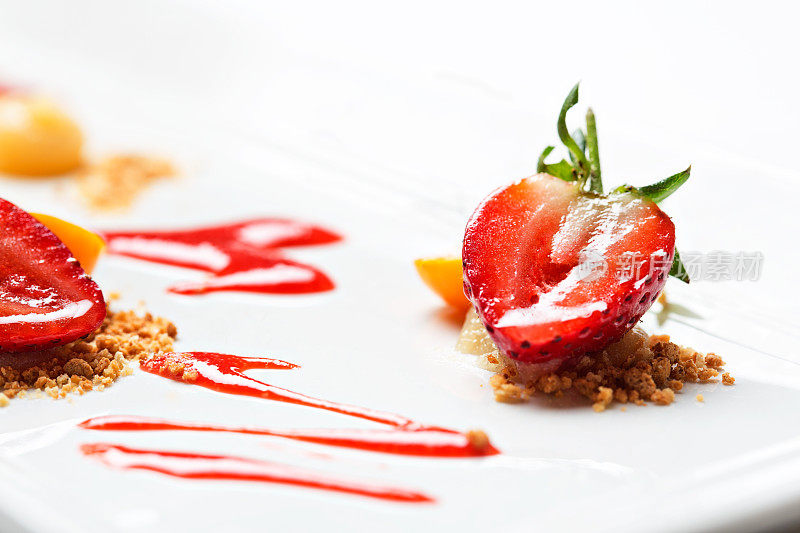 上釉的草莓和松脆的面包屑:优雅的甜点的一部分