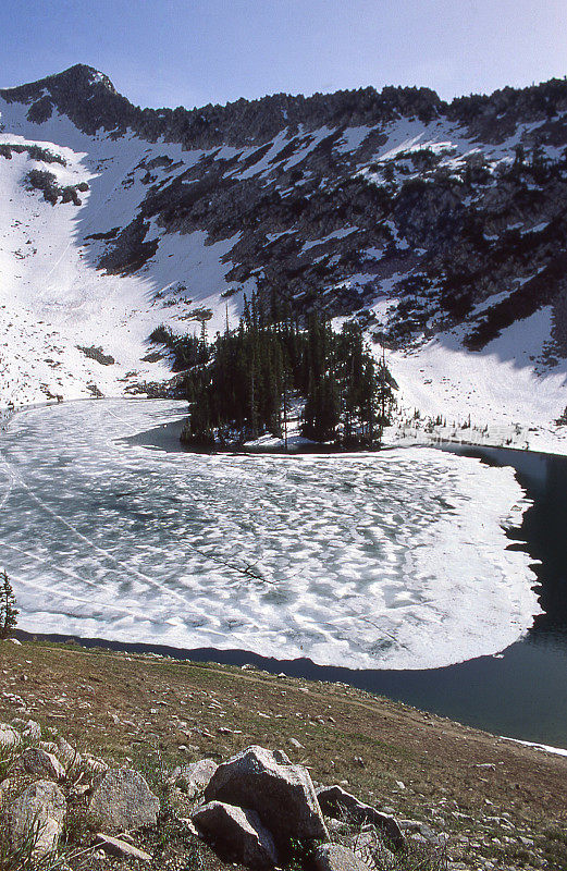 冰川融化的湖瓦萨奇山盐湖城犹他州