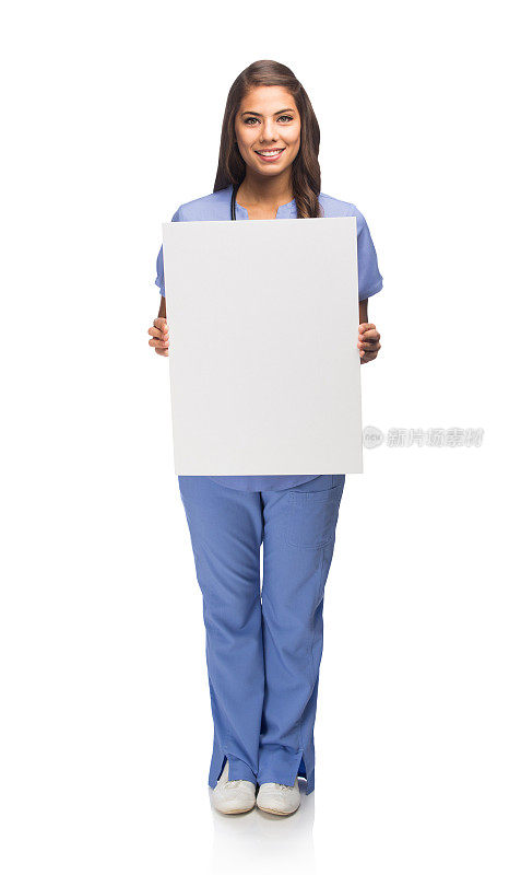 年轻的拉丁护士举着牌子在前面
