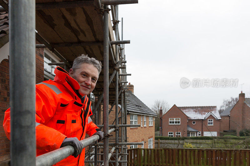 在家庭住宅工地上工作的男性工业建筑工