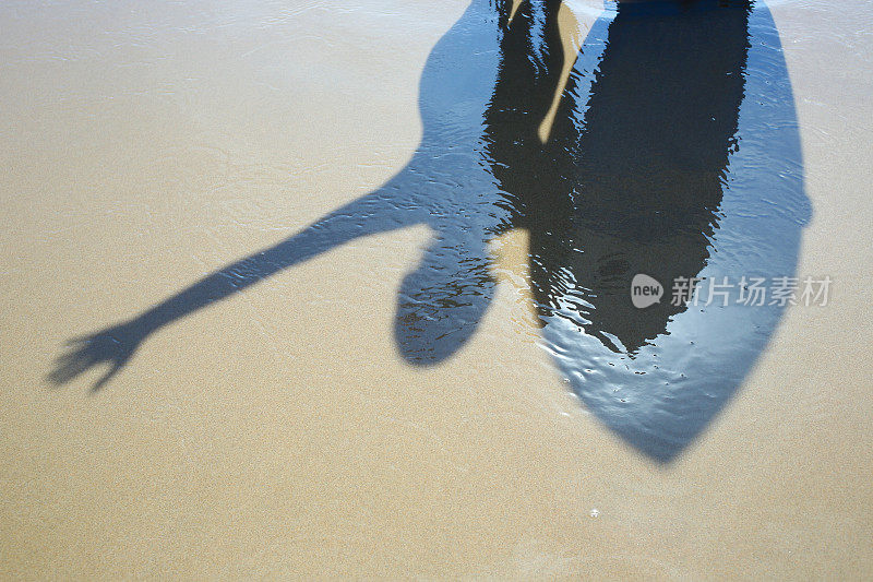 女孩的影子与冲浪板