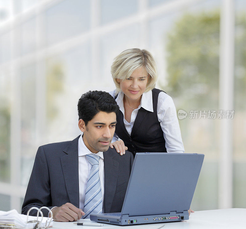 商业男人和女人在现代办公室工作在笔记本电脑