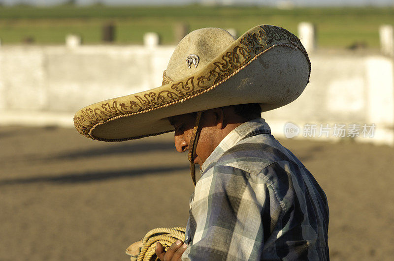乡村牛仔竞技场上的墨西哥牛仔