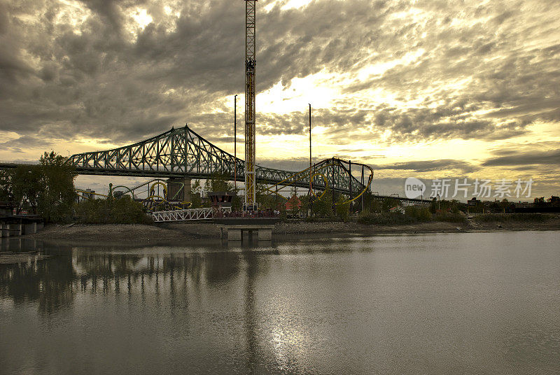 桥太阳天空阴沉的游乐场蒙特利尔，魁北克