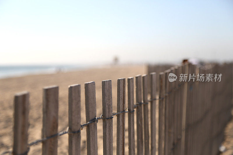 加州海滩上的木栅栏