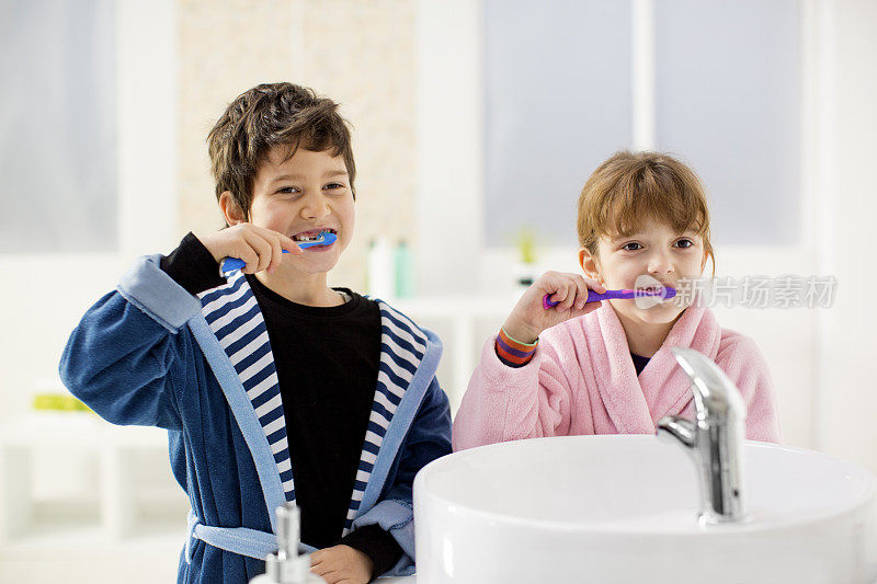 欢快的孩子们在浴室刷牙。