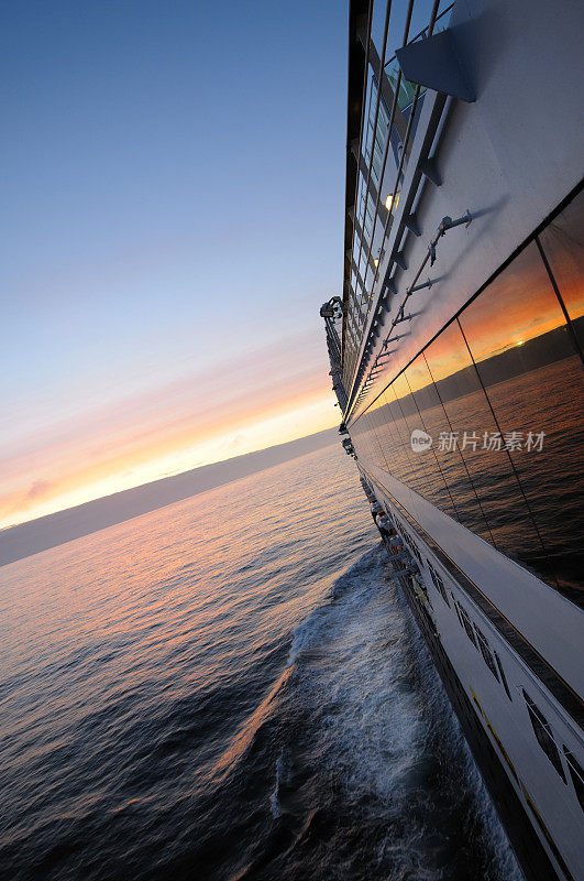 夕阳映在船上。