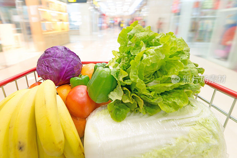 超市内部，摆满了水果和蔬菜