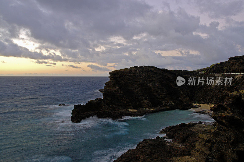 海浪拍打着拉奈岛的悬崖