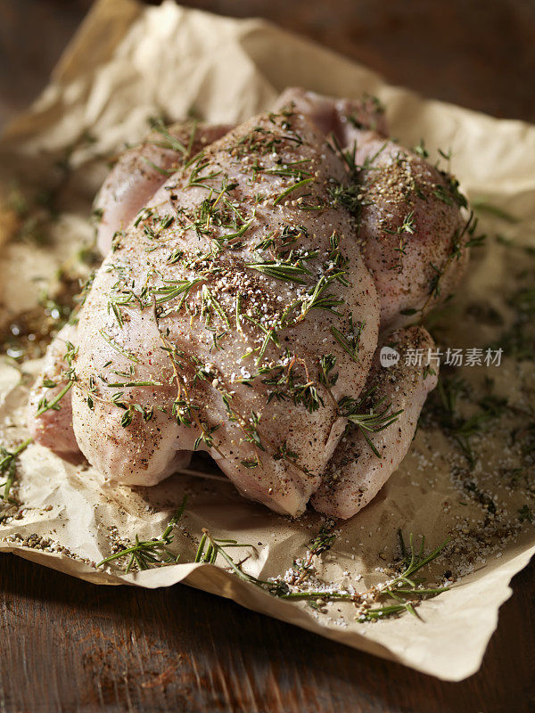 新鲜百里香生鸡肉