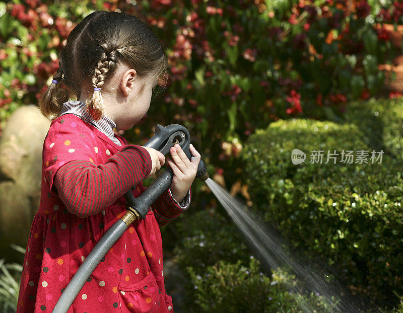 小女孩和水管-花园